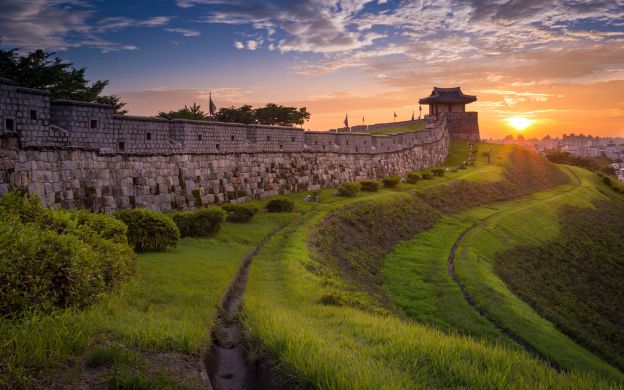 Tour tham quan Pháo đài Suwon Hwaseong về đêm với dịch vụ đón khách tại khách sạn từ Seoul